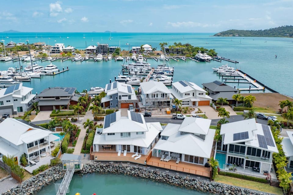 Cove 18 - Luxury beach house House in Airlie Beach