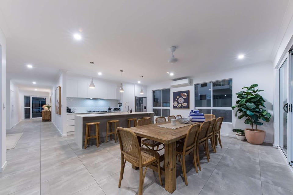 Cove 18 - Luxury beach house House in Airlie Beach