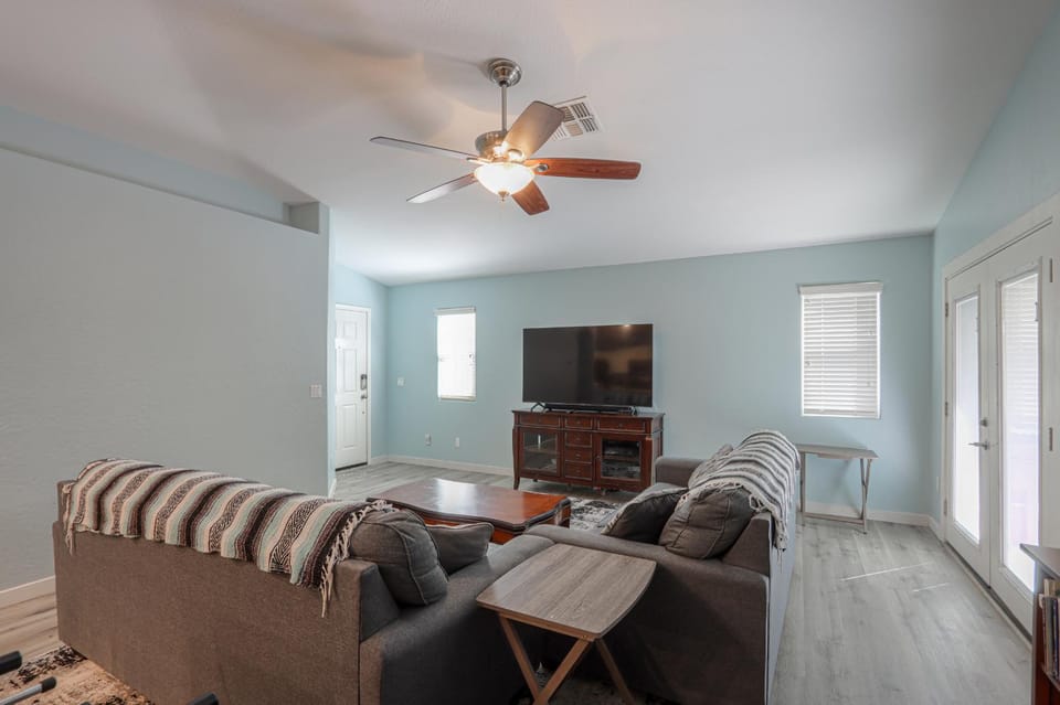 TV and multimedia, Living room, Seating area, Evening entertainment