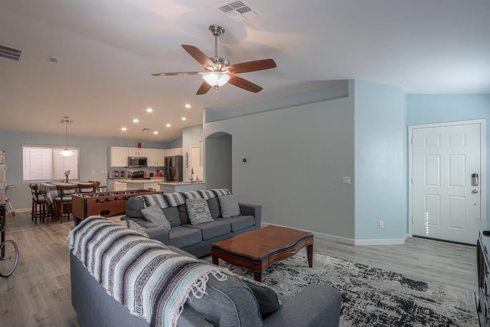 Kitchen or kitchenette, Living room, Seating area, Dining area