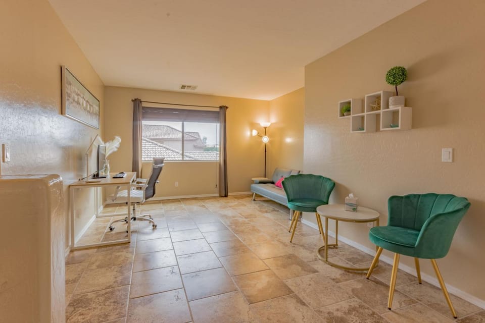 Desert Oasis Amazing Pool Waterfall Firepit Office Villa in Casa Grande