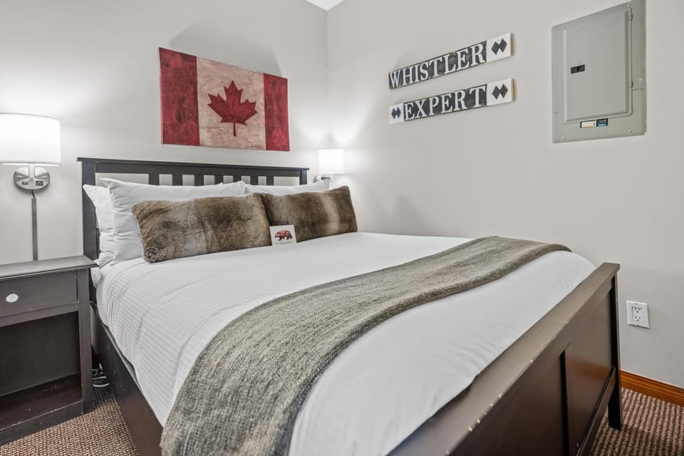 Alpenglow Lodge Cozy Studio with Den by MVA Apartment in Whistler