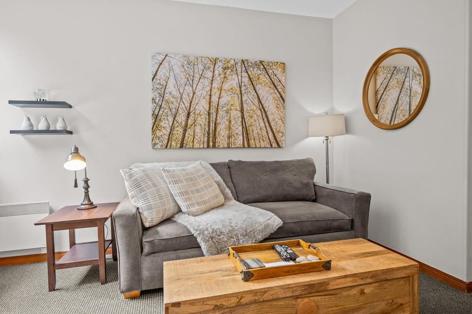 Alpenglow Lodge Cozy Studio with Den by MVA Apartment in Whistler