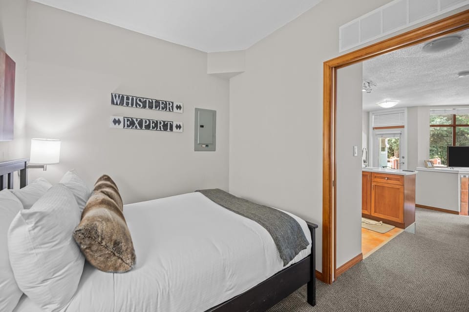 Alpenglow Lodge Cozy Studio with Den by MVA Apartment in Whistler