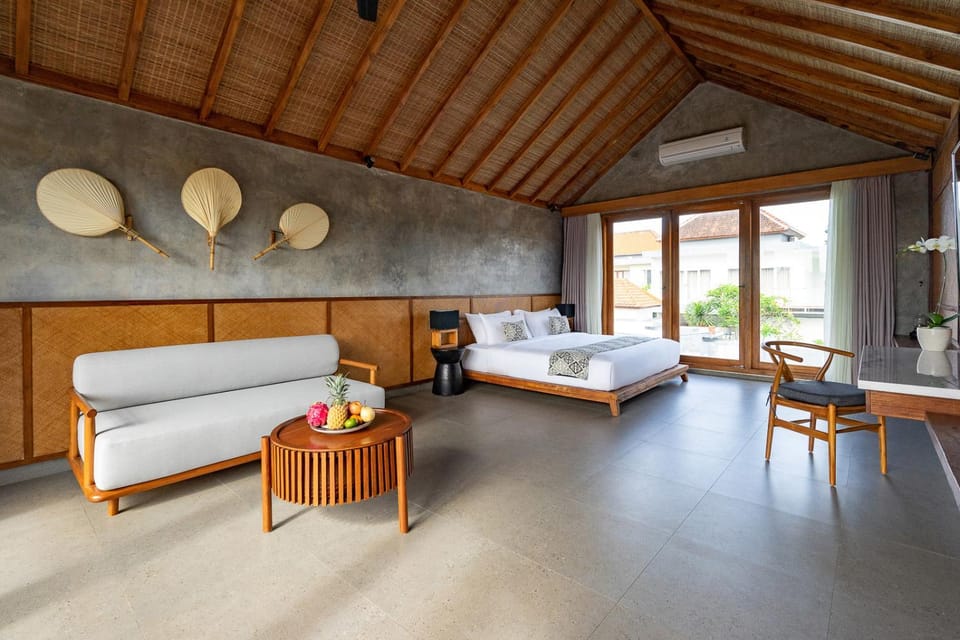 Bed, Photo of the whole room, Seating area