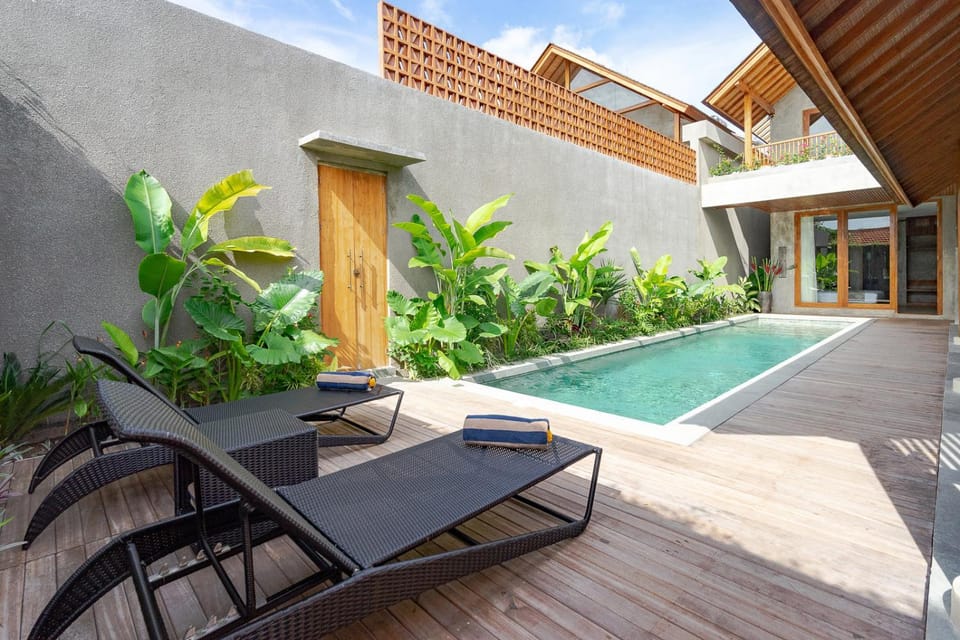 Property building, Patio, Day, Pool view, Swimming pool, sunbed