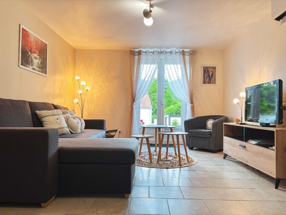 Gîte spacieux près du zoo de Beauval avec cour privative, terrasse, et équipements complets Country House in Centre-Val de Loire