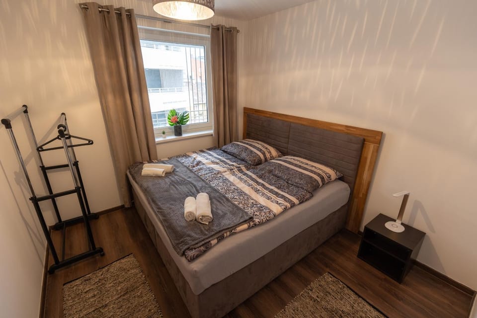 Bed, Bedroom, towels