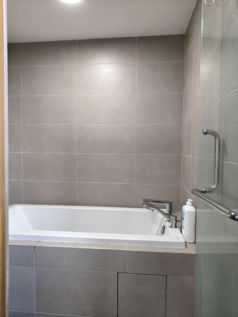 Teega Suite - 5 mins from Legoland Bed and Breakfast in Johor
