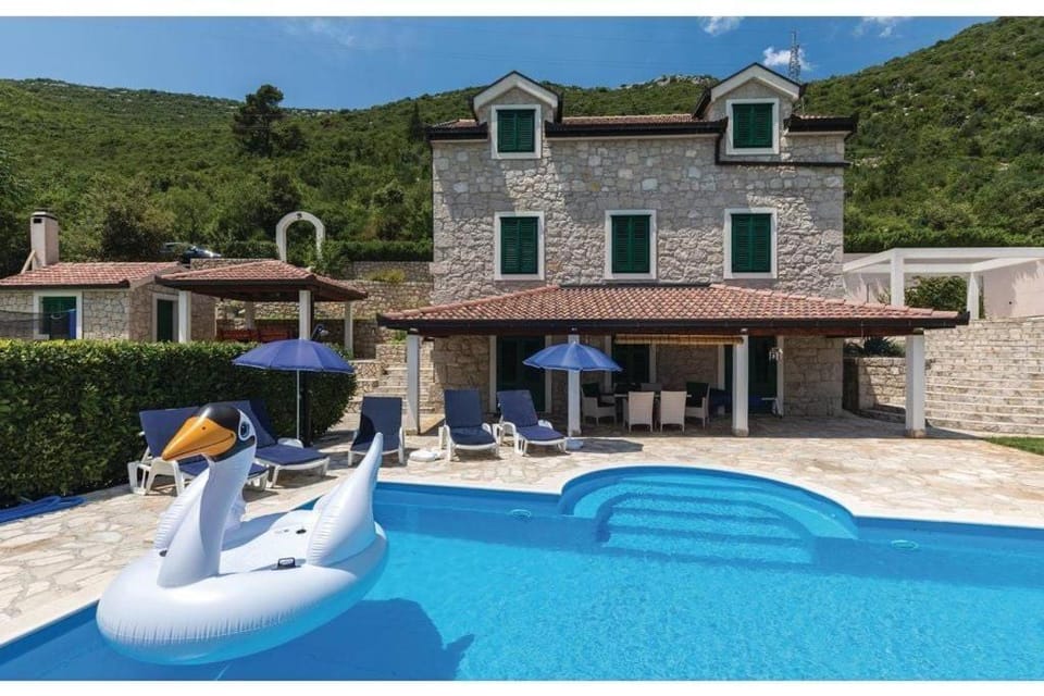 Swimming pool, sunbed
