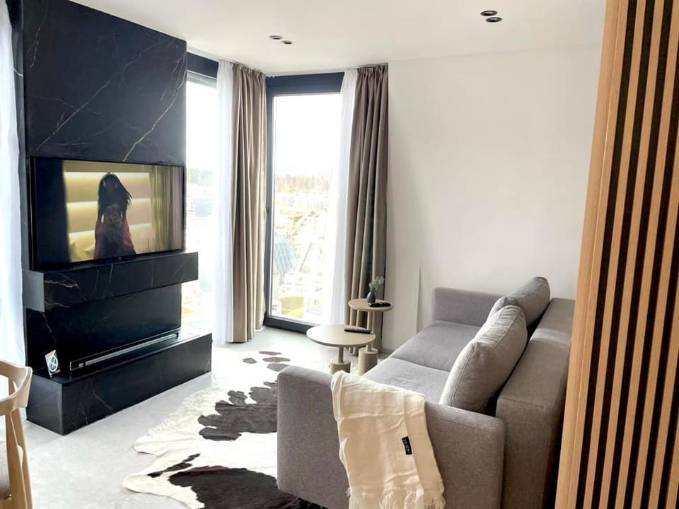 Communal lounge/ TV room, TV and multimedia, Living room, Seating area, Evening entertainment