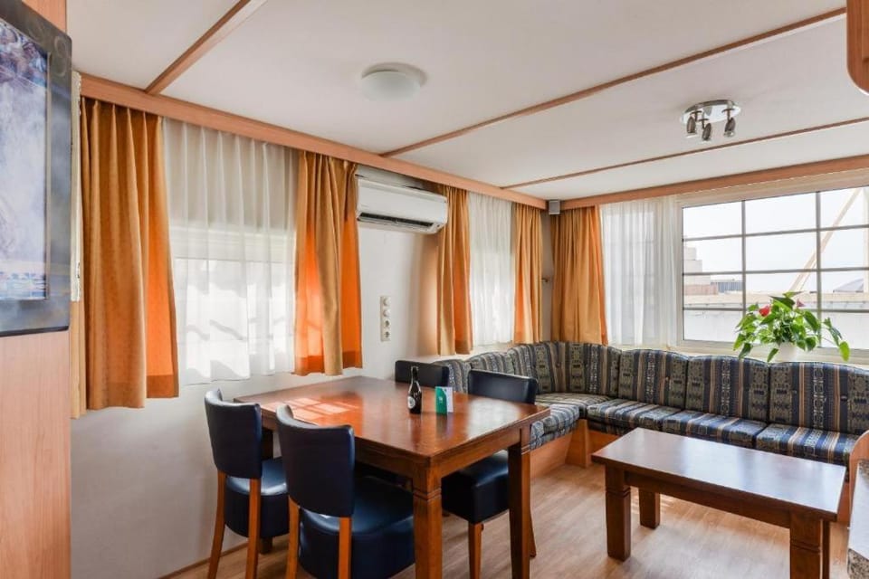 Living room, Seating area, Dining area, air conditioner