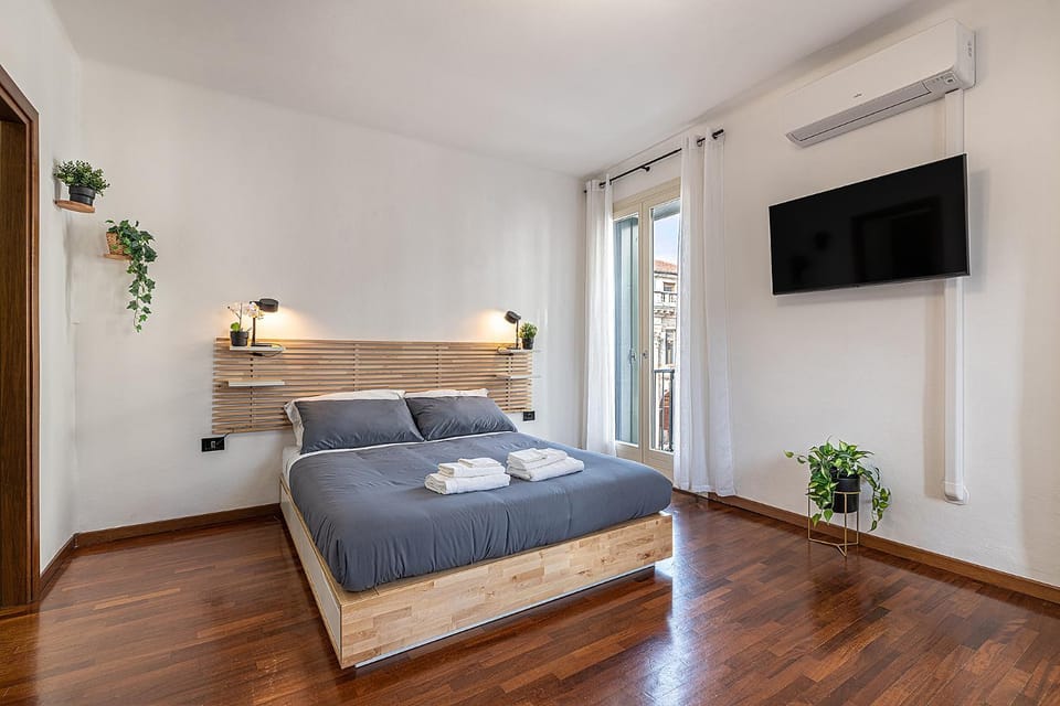 Bed, TV and multimedia, Bedroom