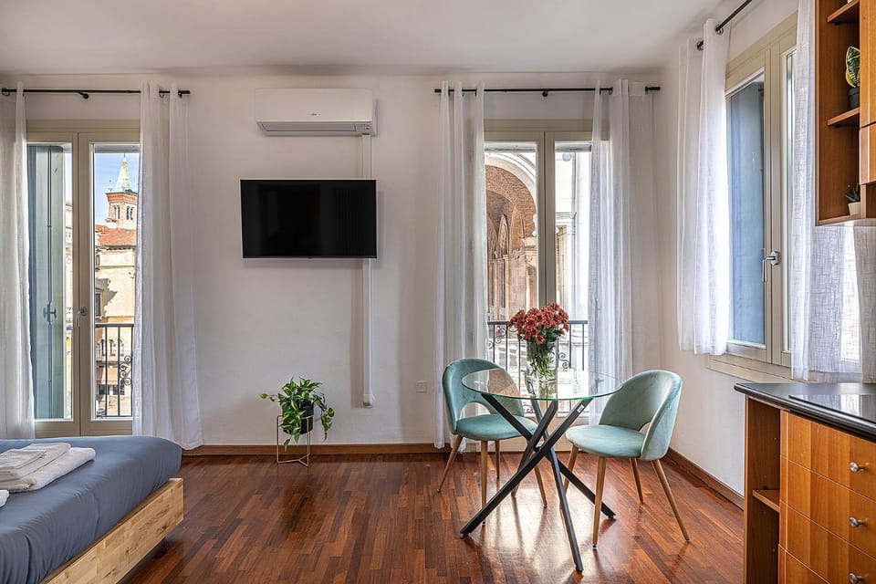 TV and multimedia, Floor plan, Dining area, air conditioner
