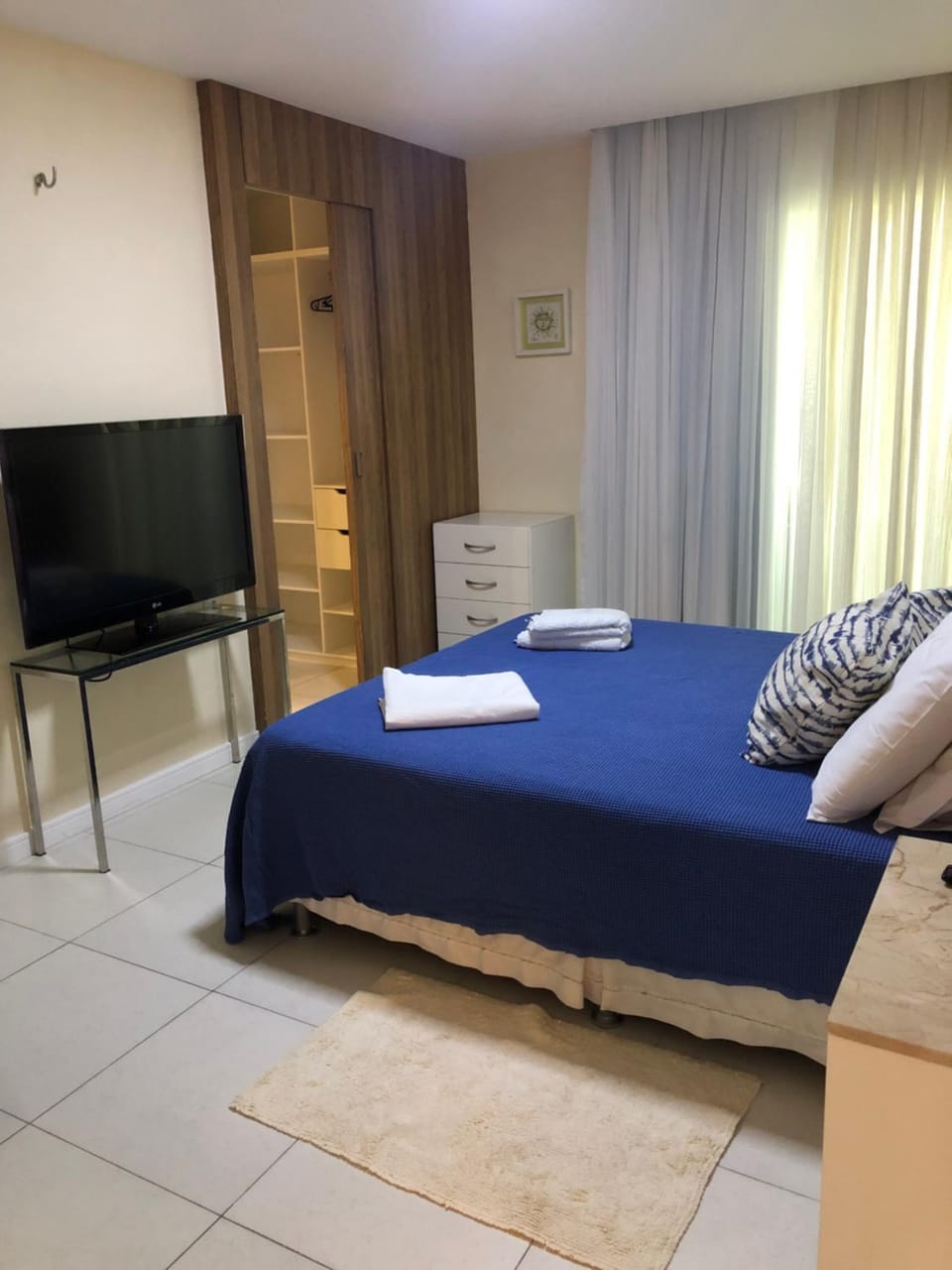 Bed, TV and multimedia, Photo of the whole room, Bedroom, towels