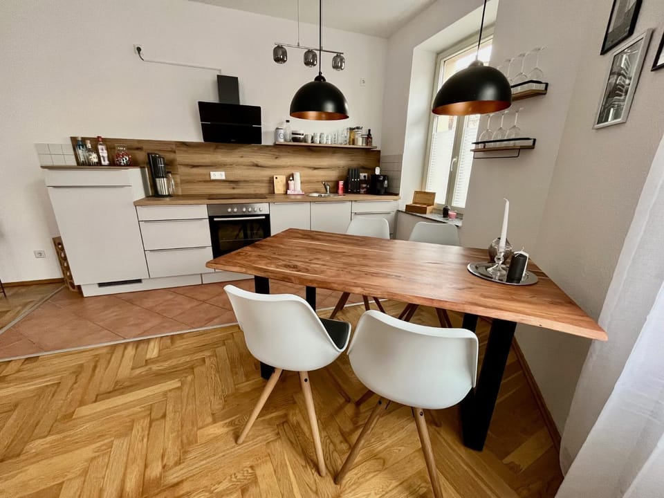 Kitchen or kitchenette, Dining area