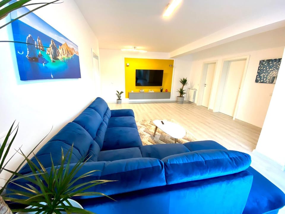 Communal lounge/ TV room, TV and multimedia, Living room, Seating area, Evening entertainment