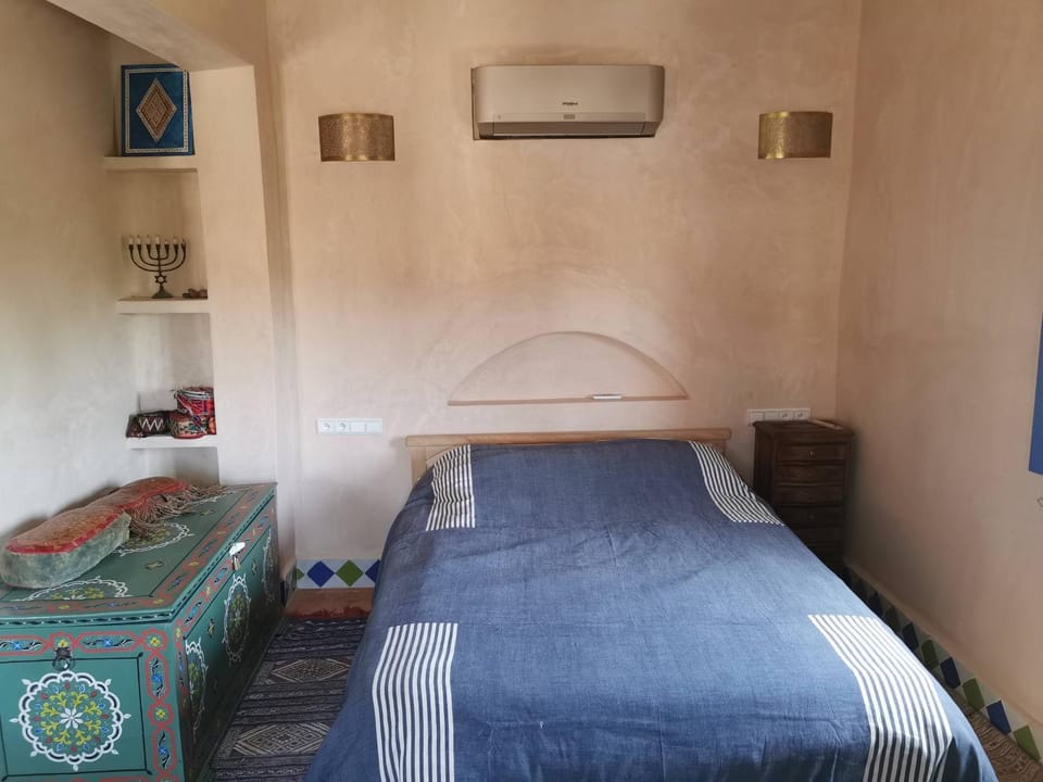 Bed, air conditioner