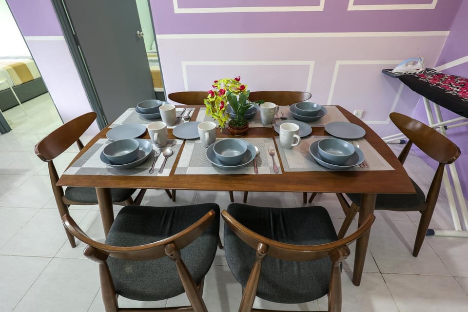 Food and drinks, Seating area, Food