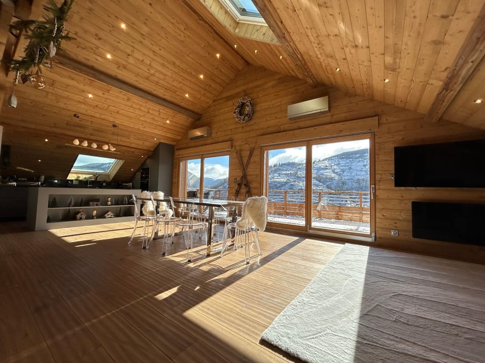 Balcony/Terrace, Living room, Seating area, Mountain view