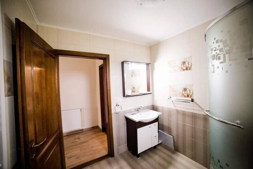 Cheerful 6-bedroom villa with indoor fireplace - price for entire property House in Romania