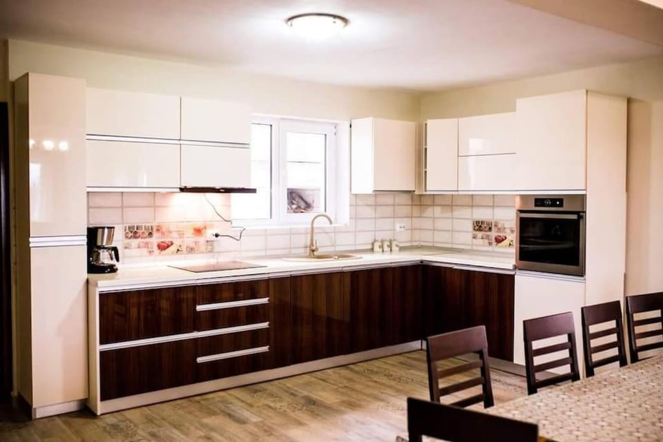 Cheerful 6-bedroom villa with indoor fireplace - price for entire property House in Romania