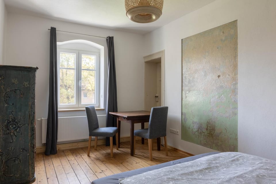 Photo of the whole room, Bedroom