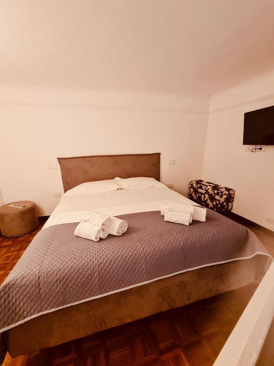 Bed, TV and multimedia, Photo of the whole room, Bedroom, towels