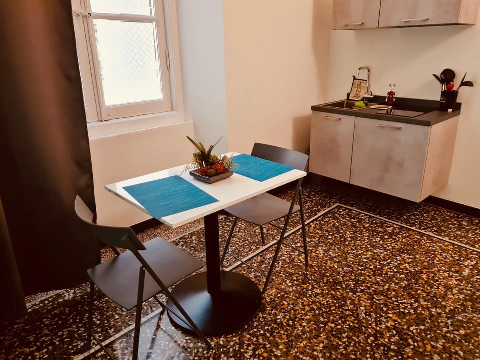 Kitchen or kitchenette, Dining area, stove