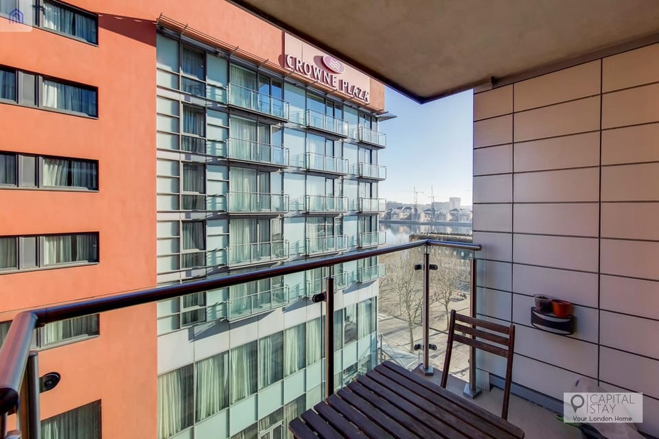 Deluxe One-Bed Apartment near London Excel Apartment in London