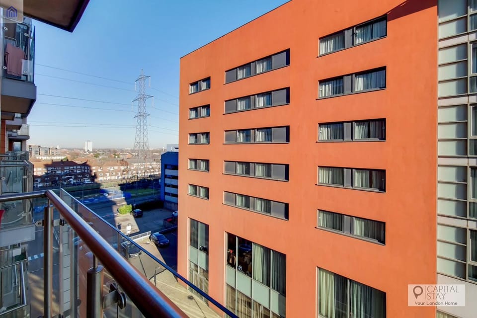 Deluxe One-Bed Apartment near London Excel Apartment in London