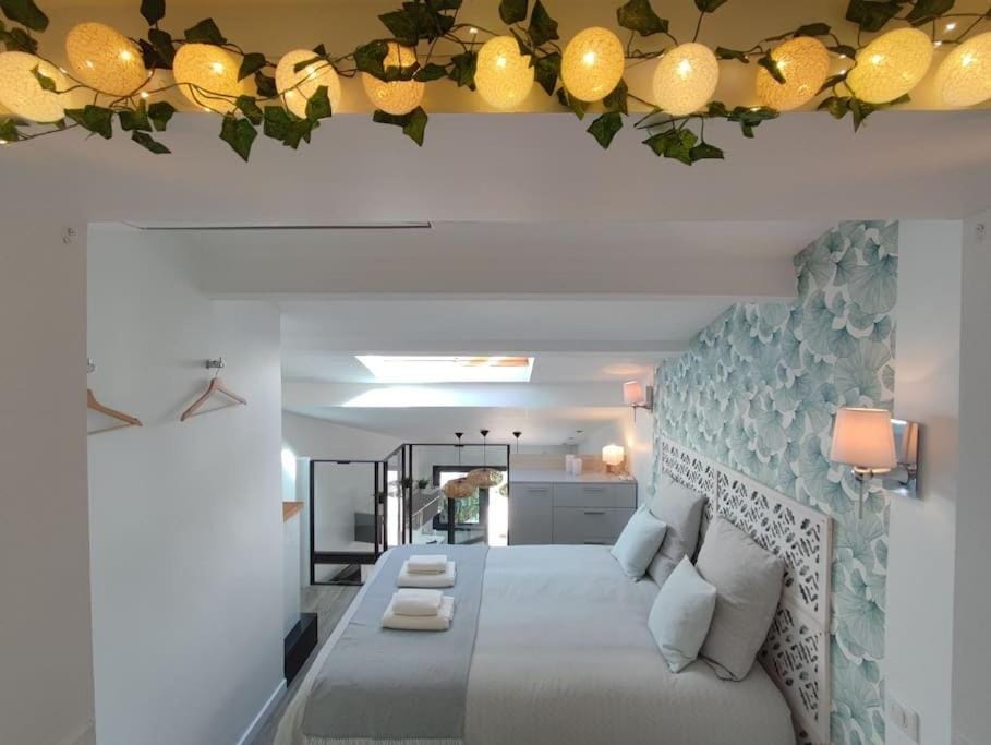 Bed, Photo of the whole room, Seating area, Bedroom