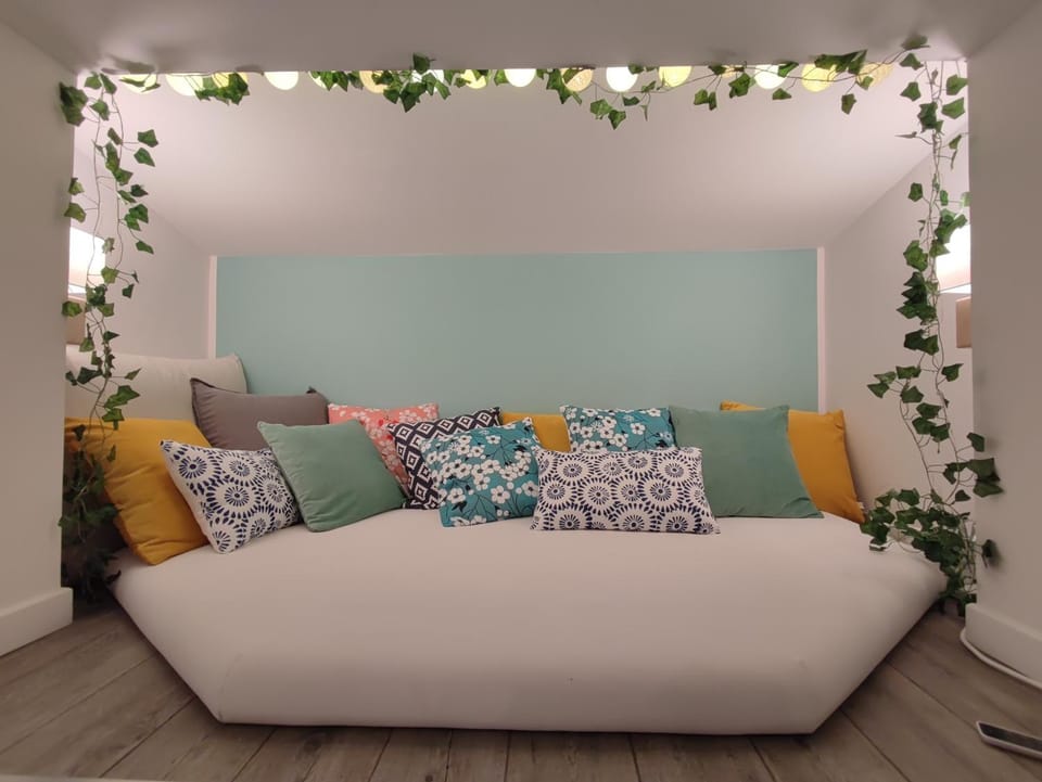 Bed, Living room, Bedroom