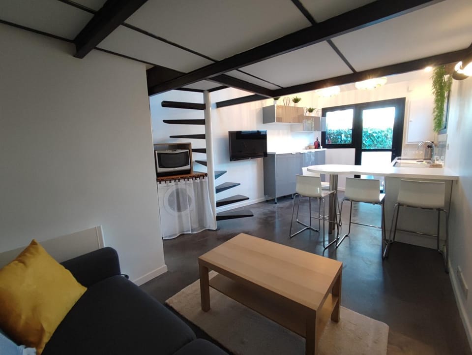 TV and multimedia, Seating area, oven, stove