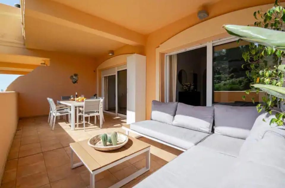 Luxury 2 bedroom apartment, close to the sea and the golf course, Aloha Hills Club Property Apartment in Marbella