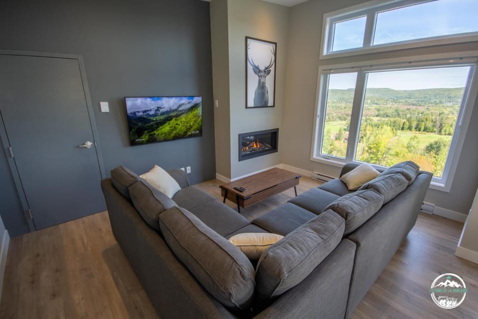 Natural landscape, TV and multimedia, Living room, Seating area, Mountain view