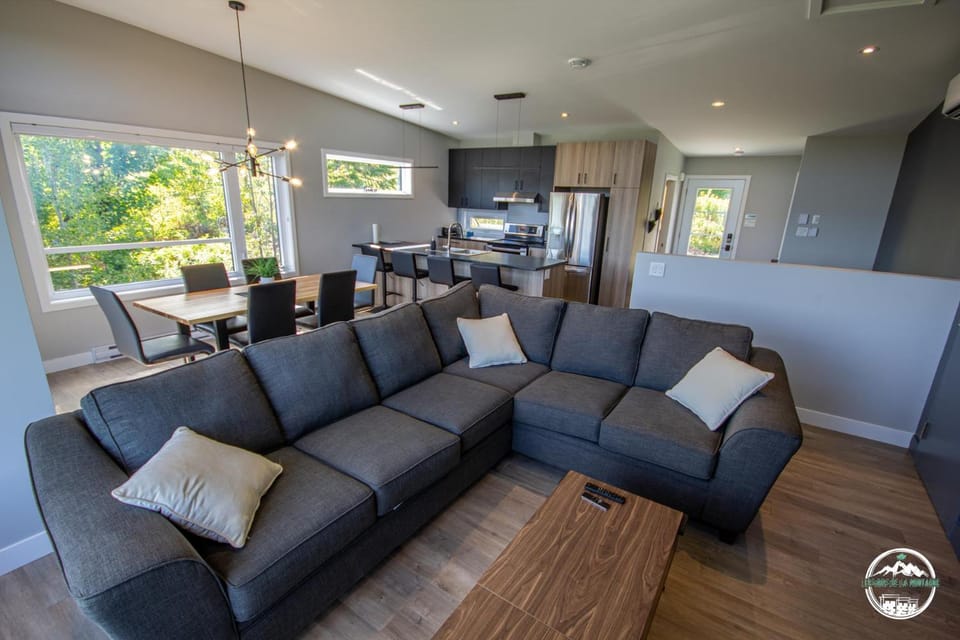 Kitchen or kitchenette, Living room, Seating area, Dining area