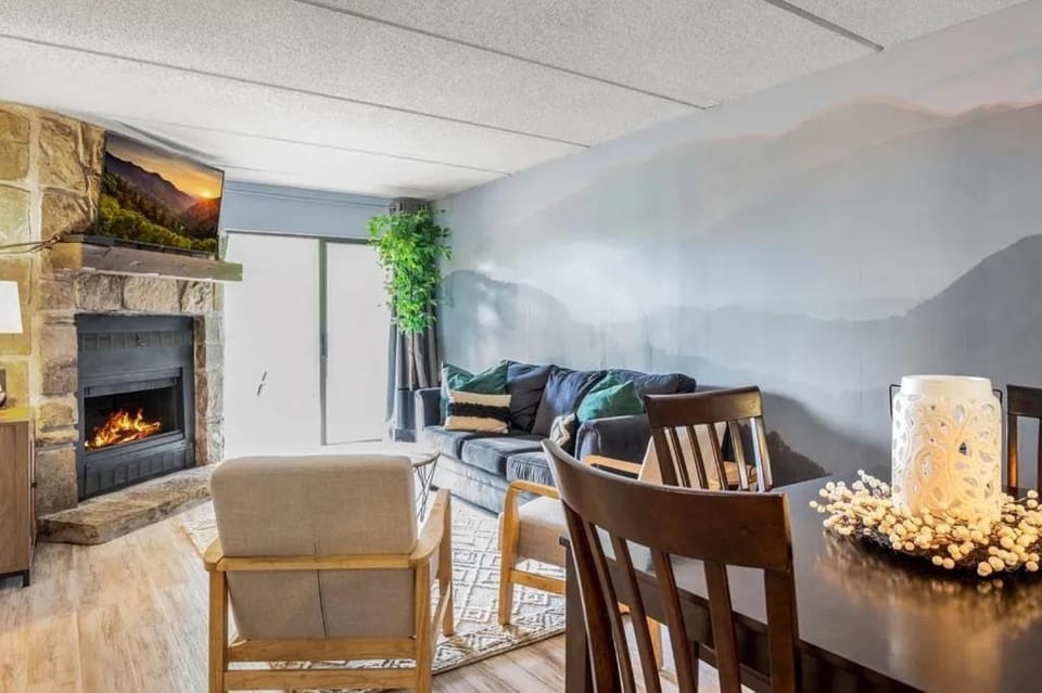 VIEWS & FIREPLACE - Minutes to Gburg and Ober - Condo Apartment in Gatlinburg