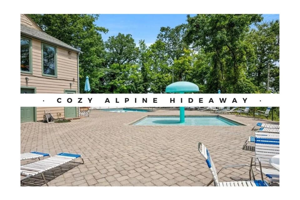 VIEWS & FIREPLACE - Minutes to Gburg and Ober - Condo Apartment in Gatlinburg