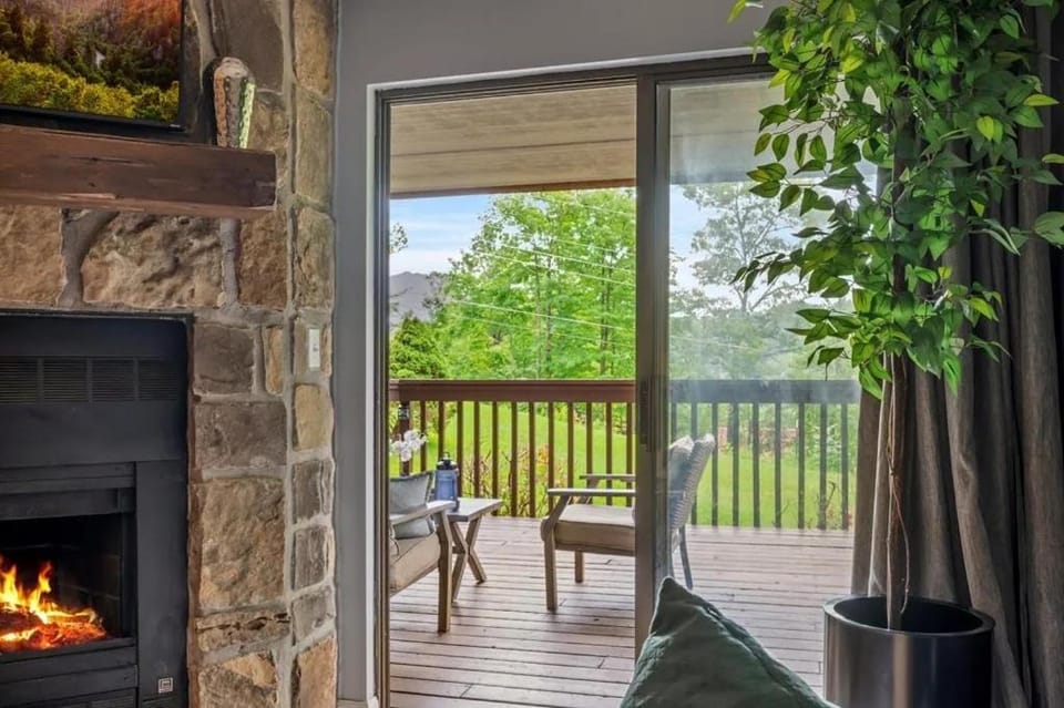 VIEWS & FIREPLACE - Minutes to Gburg and Ober - Condo Apartment in Gatlinburg