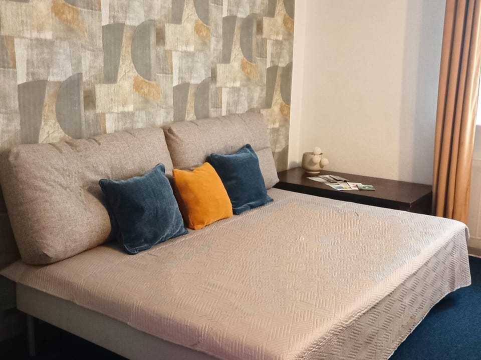 Bed, Living room, Photo of the whole room, Seating area