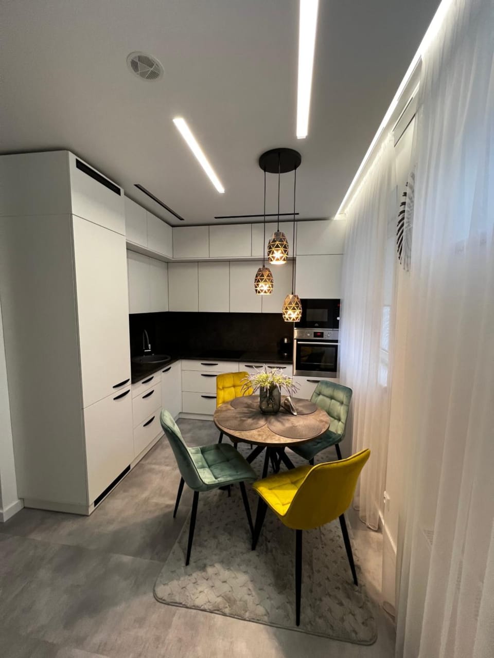 Kitchen or kitchenette, Dining area