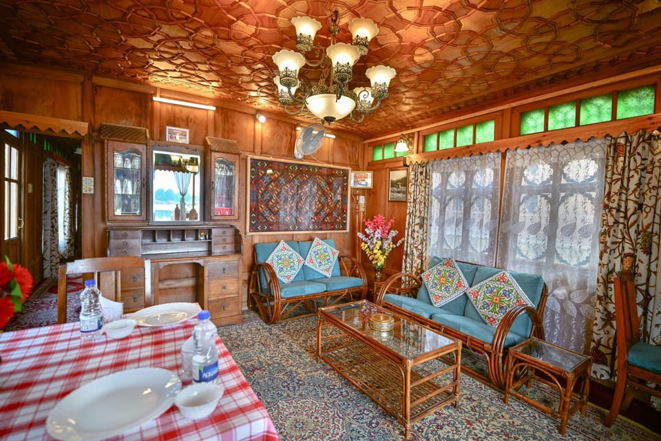 Seating area, Dining area