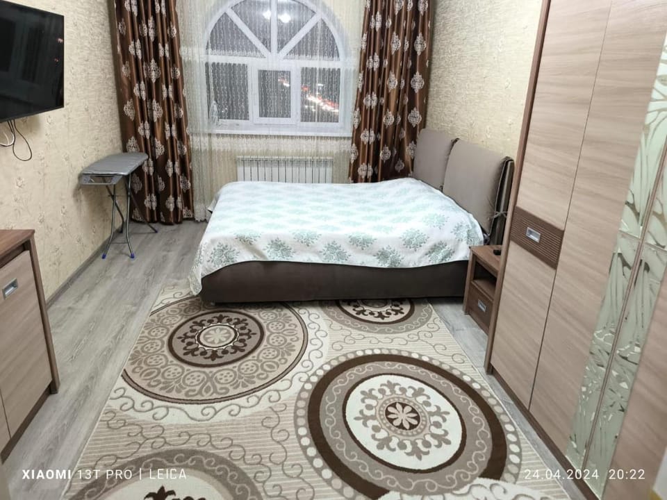Property building, Bed, TV and multimedia, Photo of the whole room, Bedroom