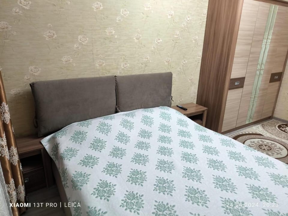 Property building, Bed, Living room, Photo of the whole room, Seating area, Bedroom