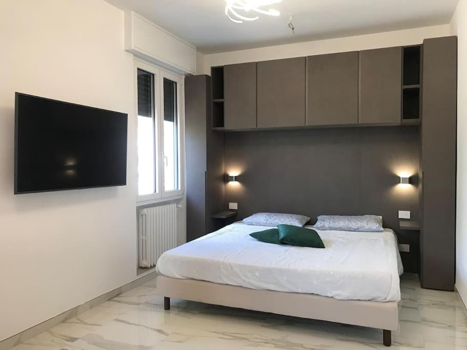 Bed, TV and multimedia, Bedroom, towels, wardrobe