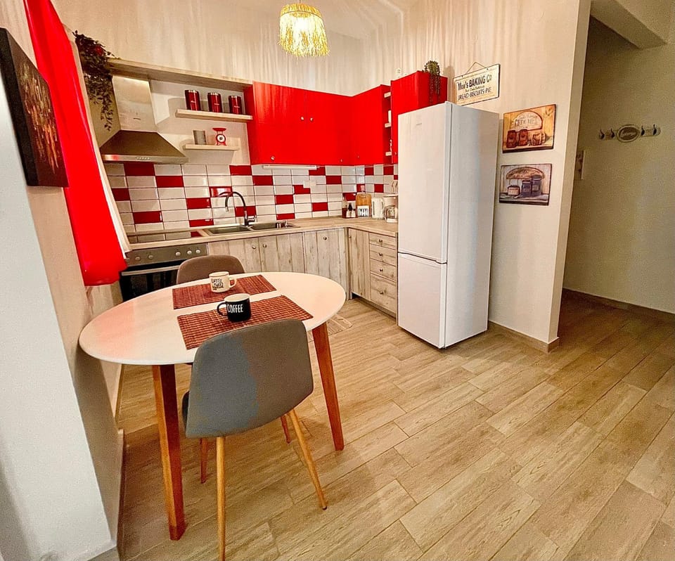 Kitchen or kitchenette, Dining area, oven, stove