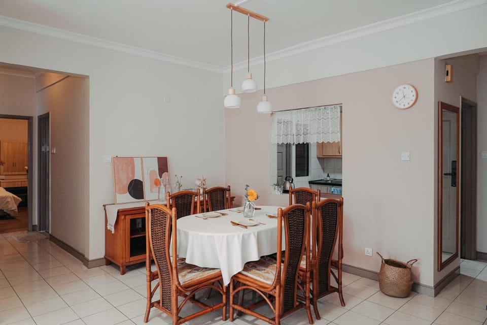 Photo of the whole room, Dining area