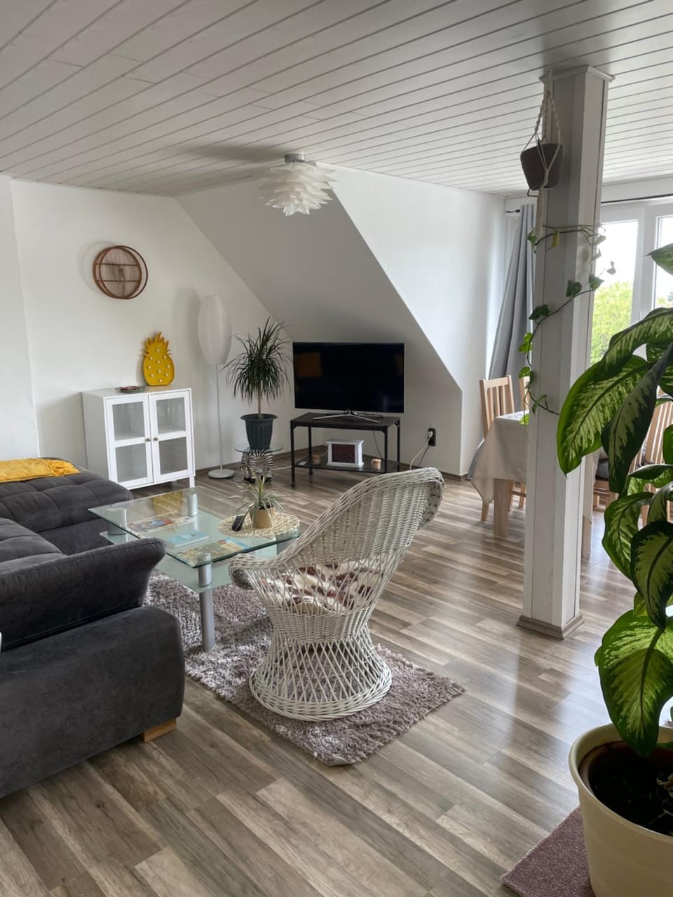 Communal lounge/ TV room, TV and multimedia, Living room, Seating area, Evening entertainment