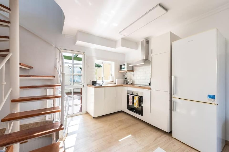 Kitchen or kitchenette, Dining area, minibar, pet friendly, stove, toaster
